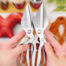 Кухненски ножици върху храна